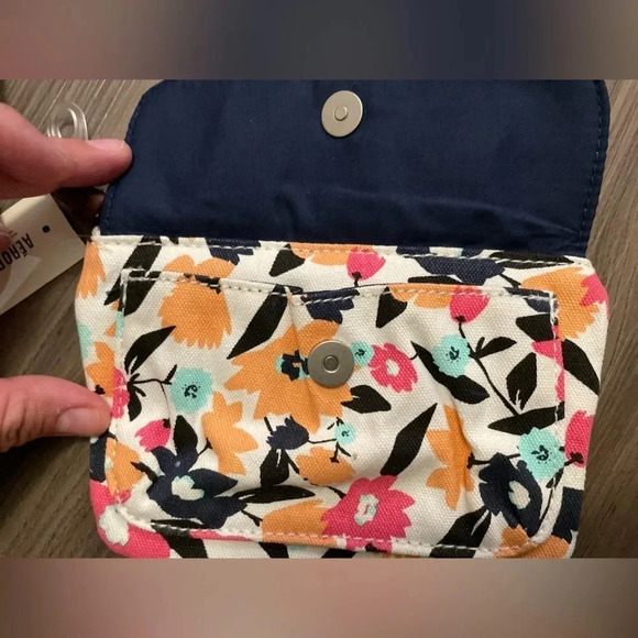 Aeropostale Y2K small wristlet with floral print -NWT - Picture 3 of 5
